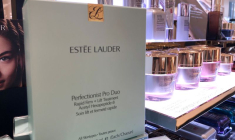 Un comptoir de cosmétiques Estee Lauder à Los Angeles
