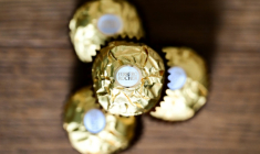 Des "Rochers" au chocolat, fabriqués par le groupe italien Ferrero, à Turin, le 15 avril 2026  ( AFP / MARCO BERTORELLO )