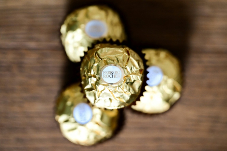 Des "Rochers" au chocolat, fabriqués par le groupe italien Ferrero, à Turin, le 15 avril 2026  ( AFP / MARCO BERTORELLO )