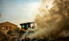 un Canadair de la Sécurité civile survole un incendie dans le département de l'Aude, près de Ribaute et de Saint-Laurent-de-la-Cabrerisse, sur une photo prise le 6 août et diffusée le 7 août 2025 par la Sécurité civile ( Sécurité civile / Handout )