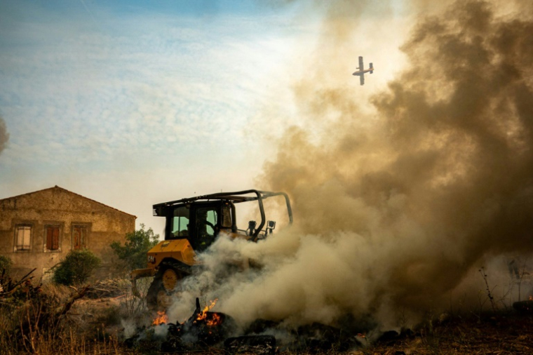 Un Canadair de la Sécurité civile survole un incendie dans le département de l'Aude, près de Ribaute et de Saint-Laurent-de-la-Cabrerisse, sur une photo prise le 6 août et diffusée le 7 août 2025 par la Sécurité civile ( Sécurité civile / Handout )