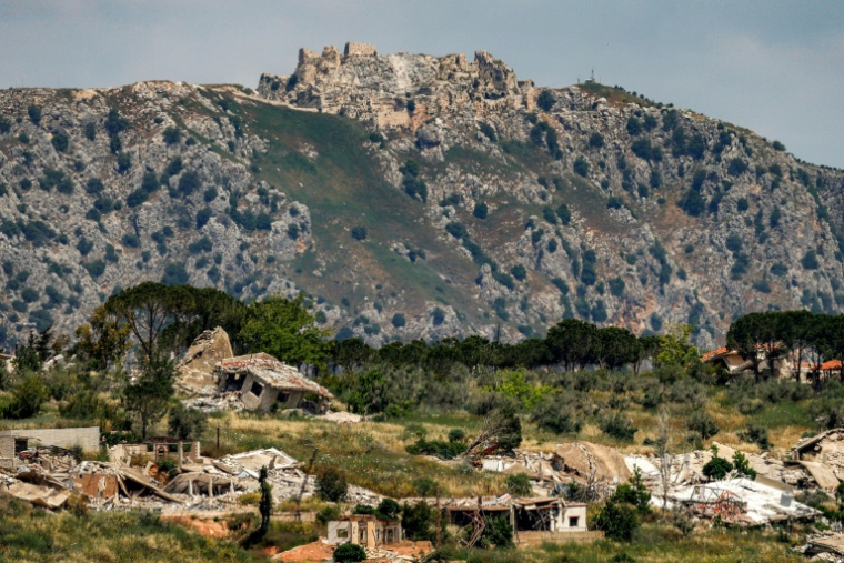 Des bâtiments détruits sont visibles dans le village de Kfar Kila, dans le sud du Liban, vus depuis le côté israélien de la frontière, le 29 mai 2026 ( AFP / Jalaa MAREY )