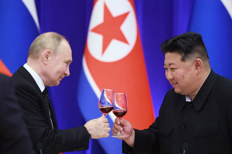 Vladimir Poutine et Kim Jong-Un, en juin 2024, à Pyongyang ( POOL / VLADIMIR SMIRNOV )