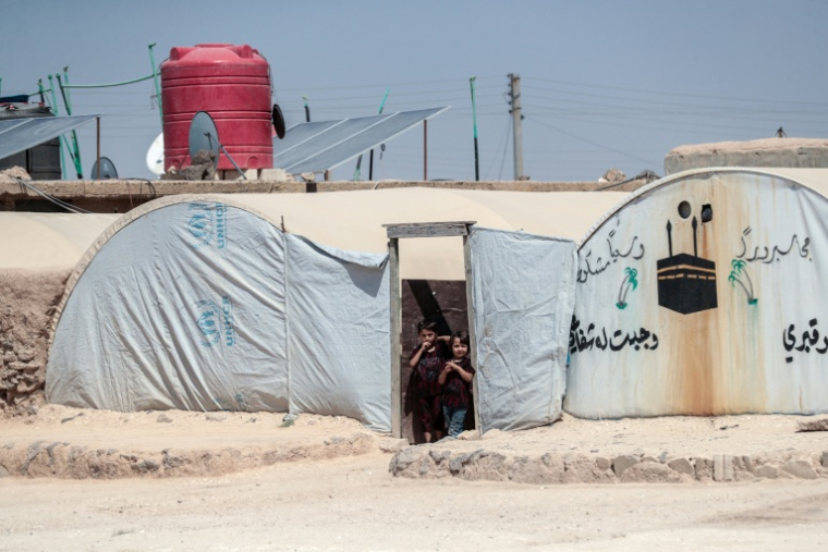 Des enfants kurdes syriens déplacés, originaires de la ville de Ras al-Aïn, dans le camp de déplacés d'al-Talaeh, à Hassaké, dans le nord-est de la Syrie, le 23 juillet 2026 ( AFP / Delil SOULEIMAN )