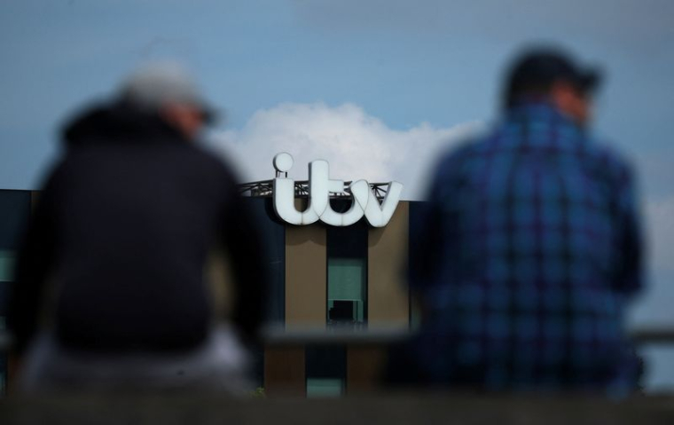 Le logo d'ITV sur immeuble à Manchester