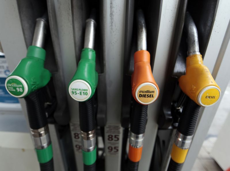 Des pistolets à essence dans une station-service à Nice