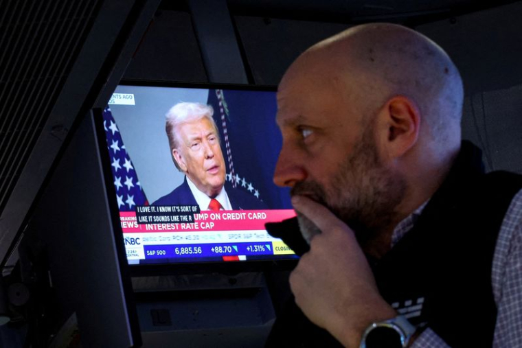 Des traders travaillent sur le parquet du NYSE à New York