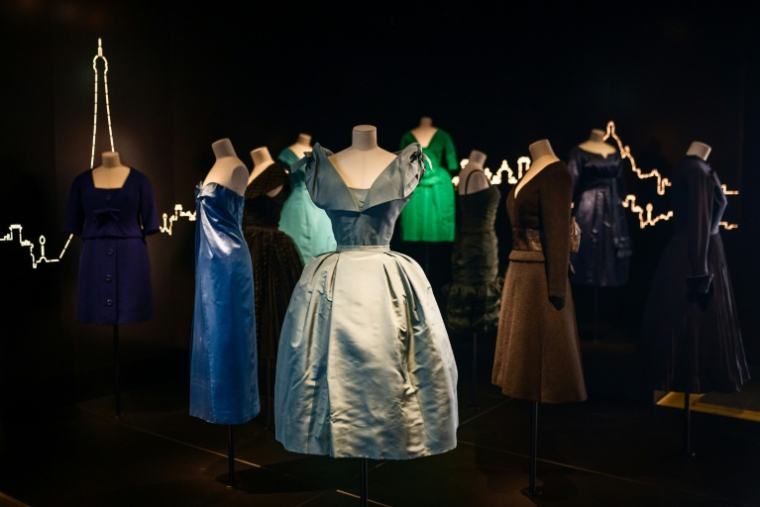 Des robes de Christian Dior présentées à l'exposition "La collection Dior d'Azzedine Alaïa" de la Fondation Azzedine Alaïa à la Galerie Dior à Paris, le 9 décembre 2025 ( AFP / Dimitar DILKOFF )