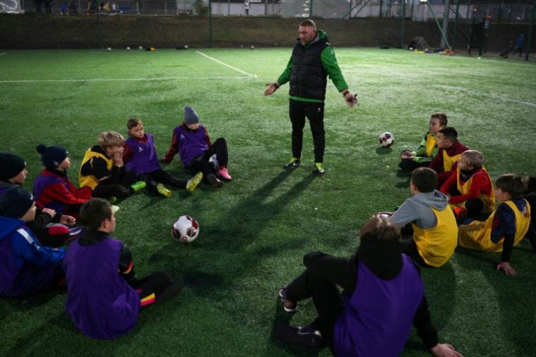 L'Ukrainien Oleksandr Andrushchenko, entraîneur de foot, coache des jeunes à Kharkiv, le 17 octobre 2025 ( AFP / OLEKSII FILIPPOV )
