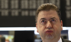 Un trader travaille à la bourse de Francfort
