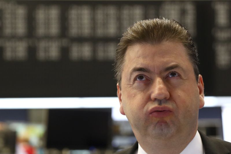 Un trader travaille à la bourse de Francfort