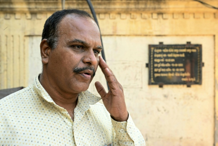 Kiritsinh Chavda, qui a perdu son frère et sa belle-sœur dans le crash du vol 171 d'Air India, lors d'un entretien avec l'AFP à Ahmedabad, le 11 novembre 2025 en Inde ( AFP / Indranil MUKHERJEE )