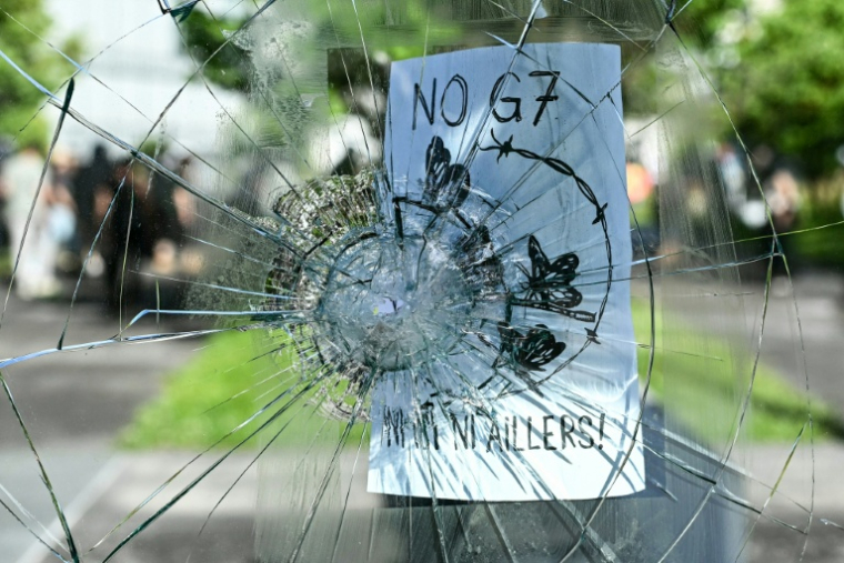 Lors de la manifestation "No-G7" à Genève, le 14 juin 2026 ( AFP / Fabrice COFFRINI )