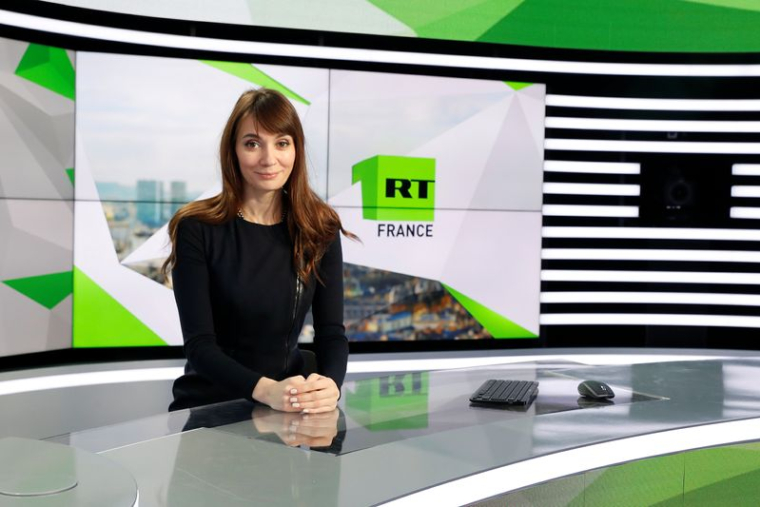 Xenia Fedorova dans les studios de RT France à Boulogne-Billancourt, près de Paris