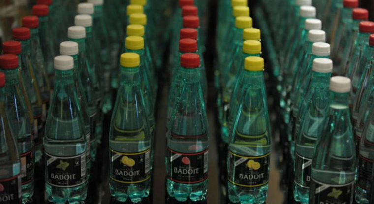 Des bouteilles d'eau pétillante Badoit, une marque du groupe Danone. (© AFP / E. Piermont)