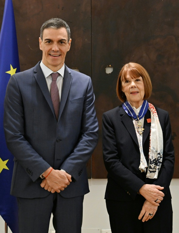 Photo diffusée par La Moncloa, le 3 mars 2026, montrant le Premier ministre espagnol Pedro Sánchez (g) après avoir remis l'Ordre du Mérite civil à la Française Gisèle Pelicot, figure emblématique de la lutte contre les violences sexuelles, au palais de La Moncloa à Madrid ( LA MONCLOA / Borja Puig de la BELLACASA )