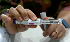 Une seringue de Mounjaro médicament anti obsésite est présentée à la clinique de Mumbaï le 17 mars 2026 ( AFP / Indranil MUKHERJEE )