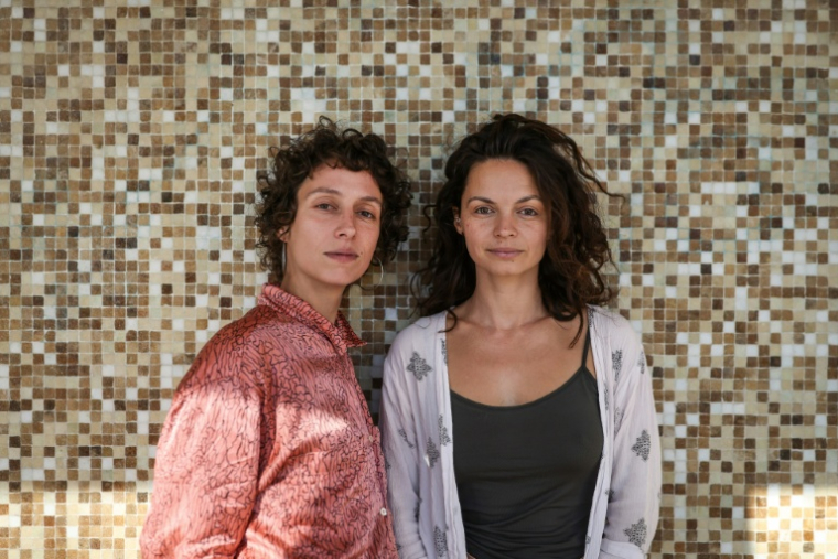 La biologiste Rebeca Mateus (g) et Catarina Rosa, membres de l'association "Dunas Libres" (Dunes libres), le 10 octobre 2025 à Lisbonne, au Portugal ( AFP / Patricia DE MELO MOREIRA )
