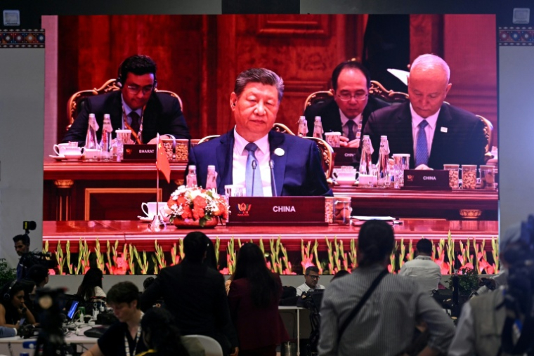 Le président chinois Xi Jinping sur un écran géant de la salle de presse lors du sommet des BRICS, le 12 septembre 2026 à New Delhi ( AFP / Arun SANKAR )