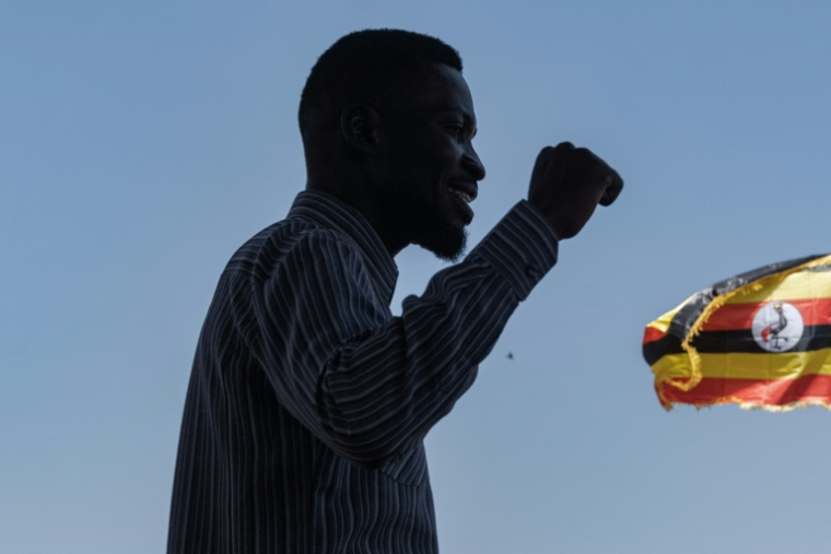 L'opposant ougandais Bobi Wine, de son vrai nom Robert Kyagulanyi,lors d'un rassemblement à Kampala le 24 novembre 2025 ( AFP / BADRU KATUMBA )