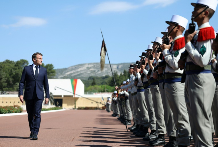 Le président Emmanuel Macron passe en revue les soldats du 1er Régiment étranger de cavalerie (1er REC) lors d'une cérémonie militaire commémorant la bataille de Camerone,de 1863, au quartier général de la Légion étrangère à Aubagne, le 30 avril 2025 dans les Bouches-du-Rhône ( POOL / Manon Cruz )