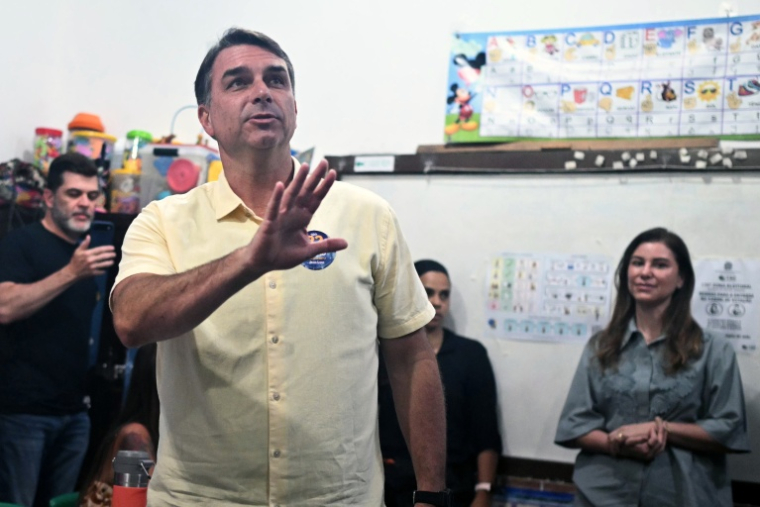 Flavio Bolsonaro salue des électeurs après avoir voté à Rio de Janeiro le 25 octobre 2026, au Brésil ( AFP / MAURO PIMENTEL )