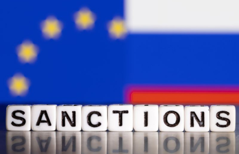 Illustration du mot "Sanctions" devant les drapeaux de l'UE et de la Russie