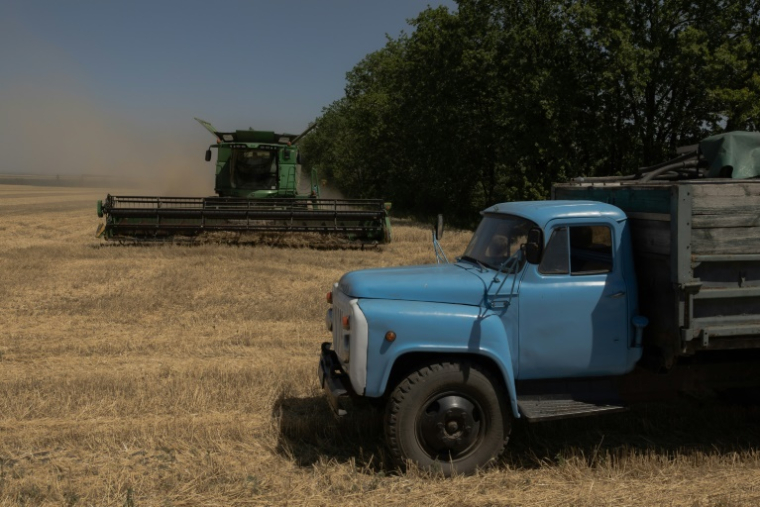 Des engins agricoles dans un champ de la région de Dnipropetrovsk, le 9 juillet 2025, en Ukraine ( AFP / Roman PILIPEY )
