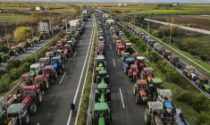 Des agriculteurs grecs en colère bloquent une autoroute près de la ville de Karditsa, dans le centre du pays, le 8 décembre 2025 ( AFP / Aris MESSINIS )