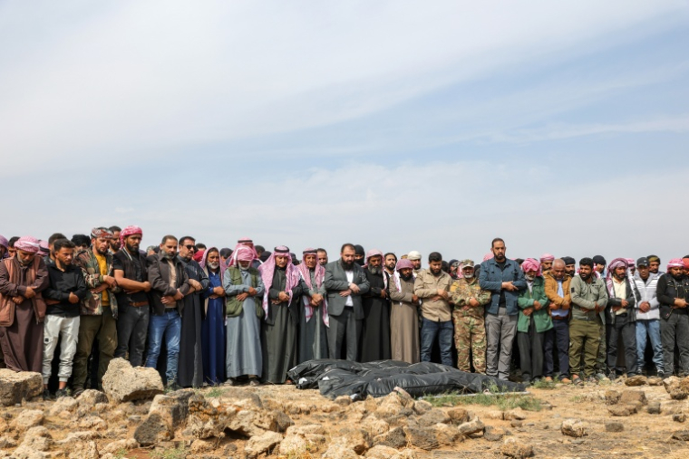 Des personnes en deuil prient devant les corps des victimes de frappes aériennes menées par la Jordanie contre le village d'Al-Taf, en Syrie, lors de funérailles le 27 octobre 2026 ( AFP / Bakr ALkasem )