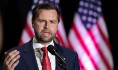 Le candidat républicain à la vice-présidence et sénateur JD Vance lors d'une conférence de presse à Philadelphie