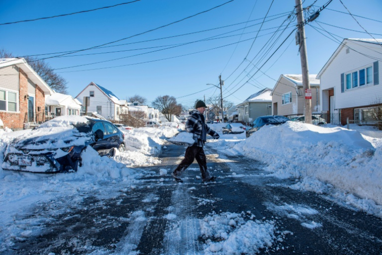 Un habitant déneige une rue à Revere, dans le Massachusetts, le 24 février 2026. ( AFP / Joseph Prezioso )