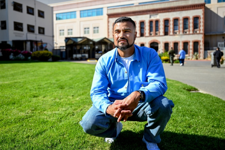 Miguel Sifuentes, qui joue dans le court-métrage "Warning Signs", dans la cour de la prison de San Quentin, en Californie, le 24 octobre 2025 ( AFP / Karl Mondon )