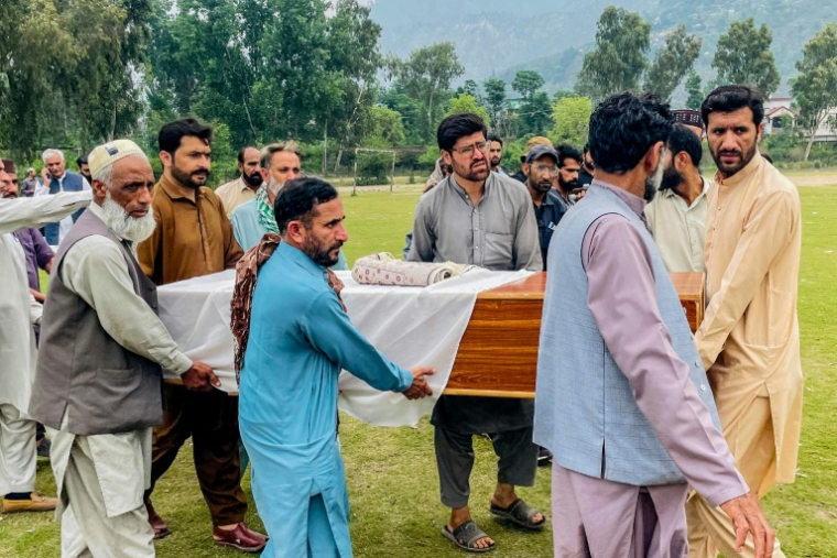 Funérailles d'un homme tué par une frappe indienne le 7 mai 2025 à Muzaffarabad, capitale du Cachemire pakistanais ( AFP / Sajjad QAYYUM )