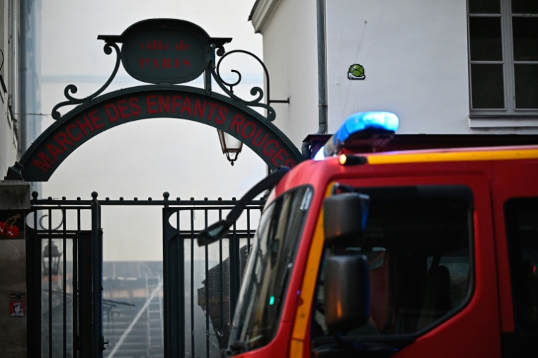 Les pompiers interviennent sur un incendie qui a ravagé le marché historique des Enfants rouges à Paris, le 12 octobre 2026 ( AFP / JULIEN DE ROSA )