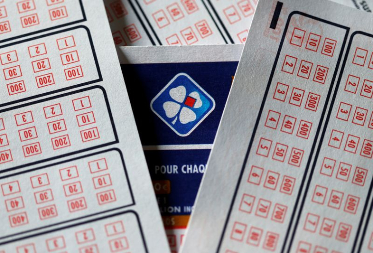 Le logo et les grilles du groupe de loterie français « Française des Jeux »