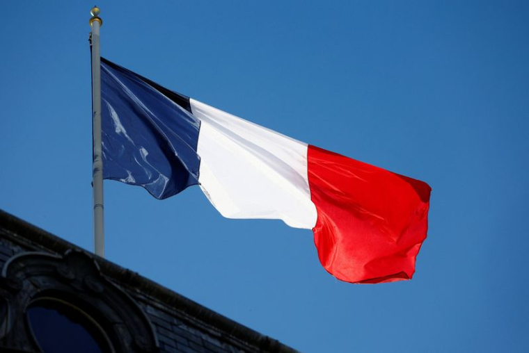 Un drapeau français au-dessus du palais de l'Élysée