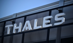 Enseigne de Thales au Salon international de l'aeronautique et de l'espace du Bourget le 18 juin 2025. ( AFP / JULIEN DE ROSA )