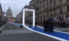 Le cercueil au nom de Robert Badinter remonte la rue Soufflot vers le Panthéon