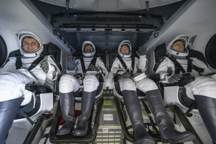 Photo diffusée par la Nasa montrant (g-d) le cosmonaute de Roscosmos Andreï Fediaïev, les astronautes américains Jack Hathaway et Jessica Meir et l'astronaute de l'ESA Sophie Adenot dans le vaisseau spatial SpaceX Dragon Freedom, à bord du navire de récupération Shannon, après son amerrissage dans l'océan Pacifique, au large de Los Angeles, le 8 octobre 2026 en Californie ( NASA / Keegan BARBER )