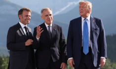 Le président français Emmanuel Macron, le Premier ministre canadien Mark Carney et le président américain Donald Trump