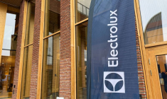 Une banderole Electrolux est accrochée à l'extérieur de son siège social à Stockholm