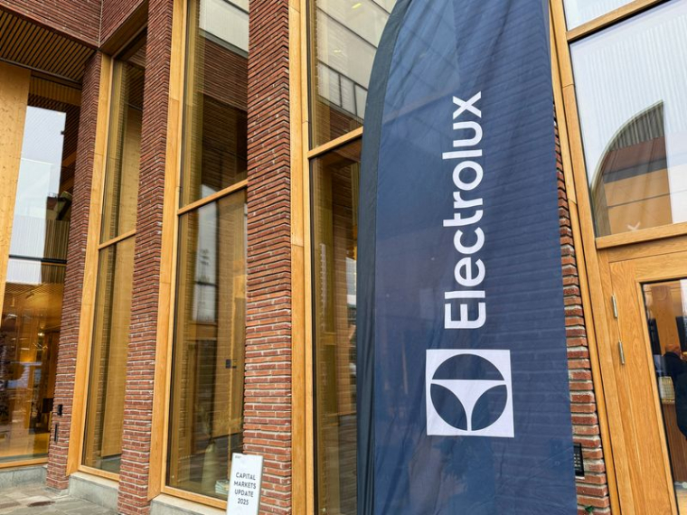 Une banderole Electrolux est accrochée à l'extérieur de son siège social à Stockholm