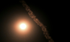 Une traînée de fumée (à droite) laissée par un projectile est visible lors d'une attaque aérienne russe sur Kiev, tôt le 1er septembre 2026, dans le cadre de l'invasion russe de l'Ukraine. ( AFP / Sergei SUPINSKY )