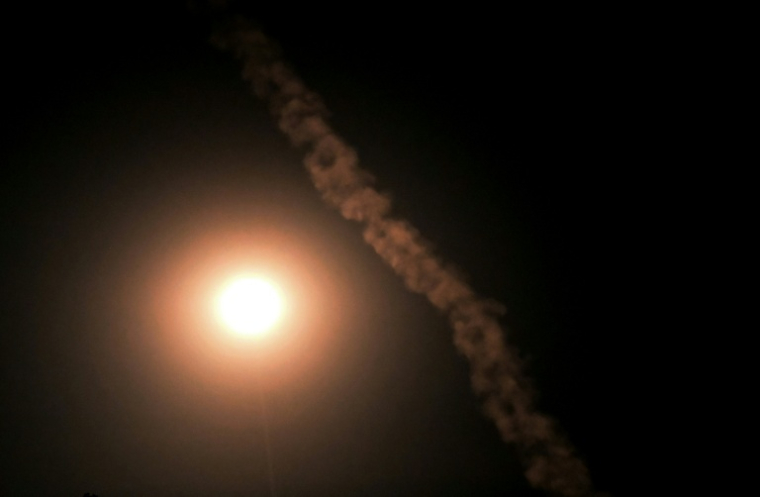 Une traînée de fumée (à droite) laissée par un projectile est visible lors d'une attaque aérienne russe sur Kiev, tôt le 1er septembre 2026, dans le cadre de l'invasion russe de l'Ukraine. ( AFP / Sergei SUPINSKY )