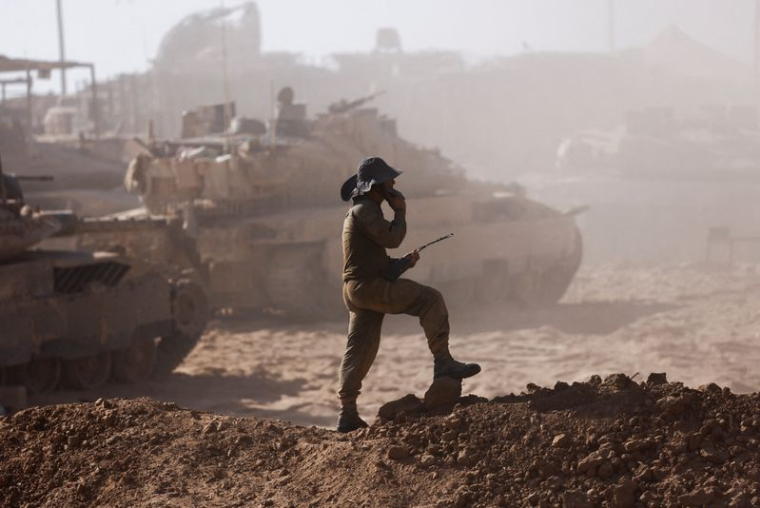 Un soldat israélien vu du côté israélien de la frontière entre Israël et Gaza