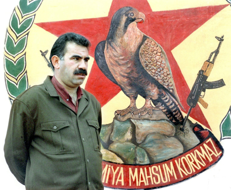 Abdullah Öcalan, chef historique du Parti des travailleurs du Kurdistan (PKK), en 1992 dans un camp d'entraînement à Helweh, au Liban ( AFP / RAMZI HAIDAR )