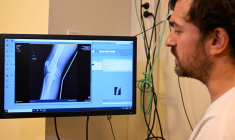 Un médecin examine une radiographie sur un écran, assistée par l'intelligence artificielle pour l'imagerie médicale. Le 26 septembre 2023, à l'hôpital universitaire de Rennes. ( AFP / DAMIEN MEYER )