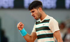 L'Espagnol Carlos Alcaraz réagit lors de son match de demi-finale contre l'Italien Lorenzo Musetti