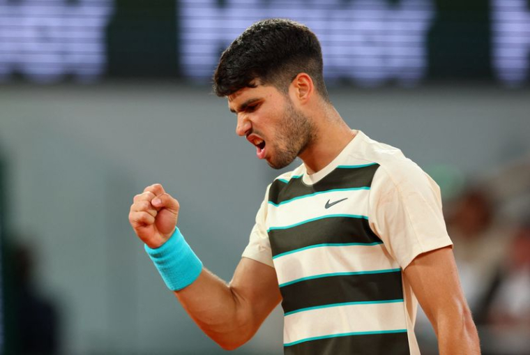 L'Espagnol Carlos Alcaraz réagit lors de son match de demi-finale contre l'Italien Lorenzo Musetti